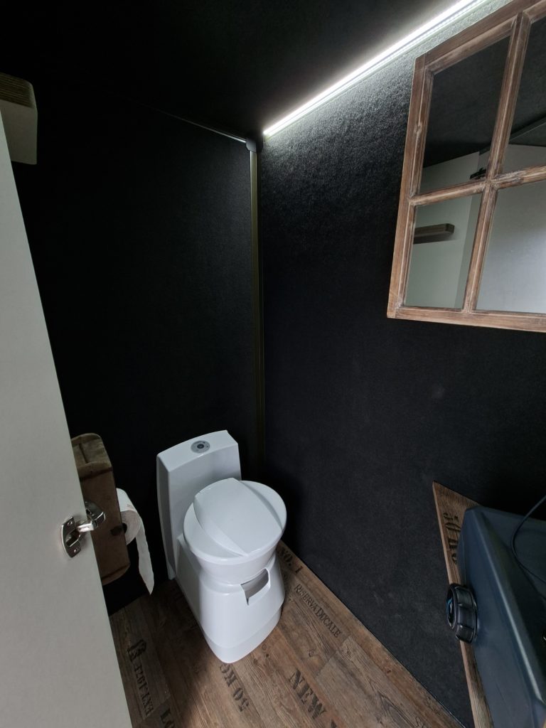 Wohnkanzel aus isoliertem Sandwichmaterial Toilette