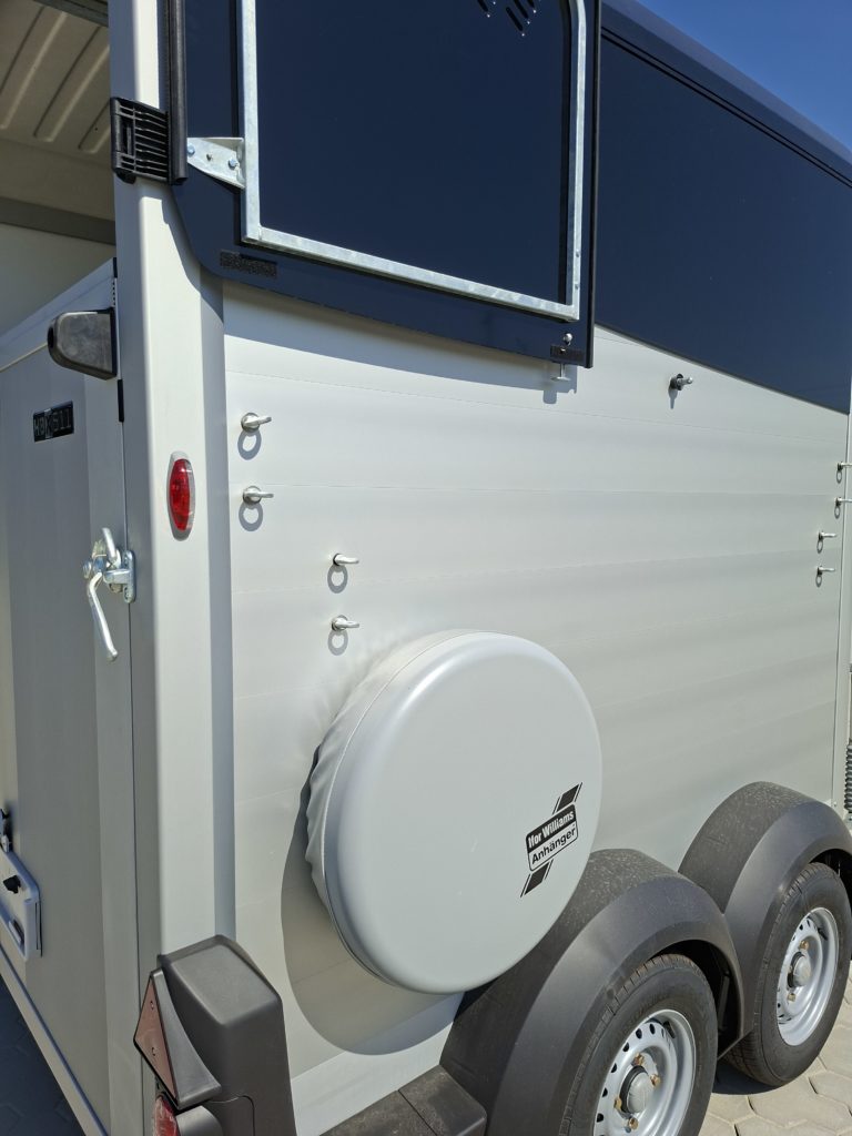 Ifor Williams HBX 511 schwarz Reserverad