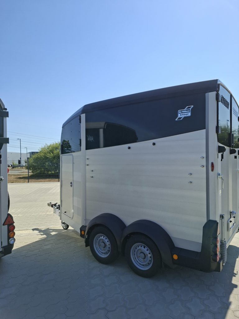 Ifor Williams HBX 511 schwarz Seite links