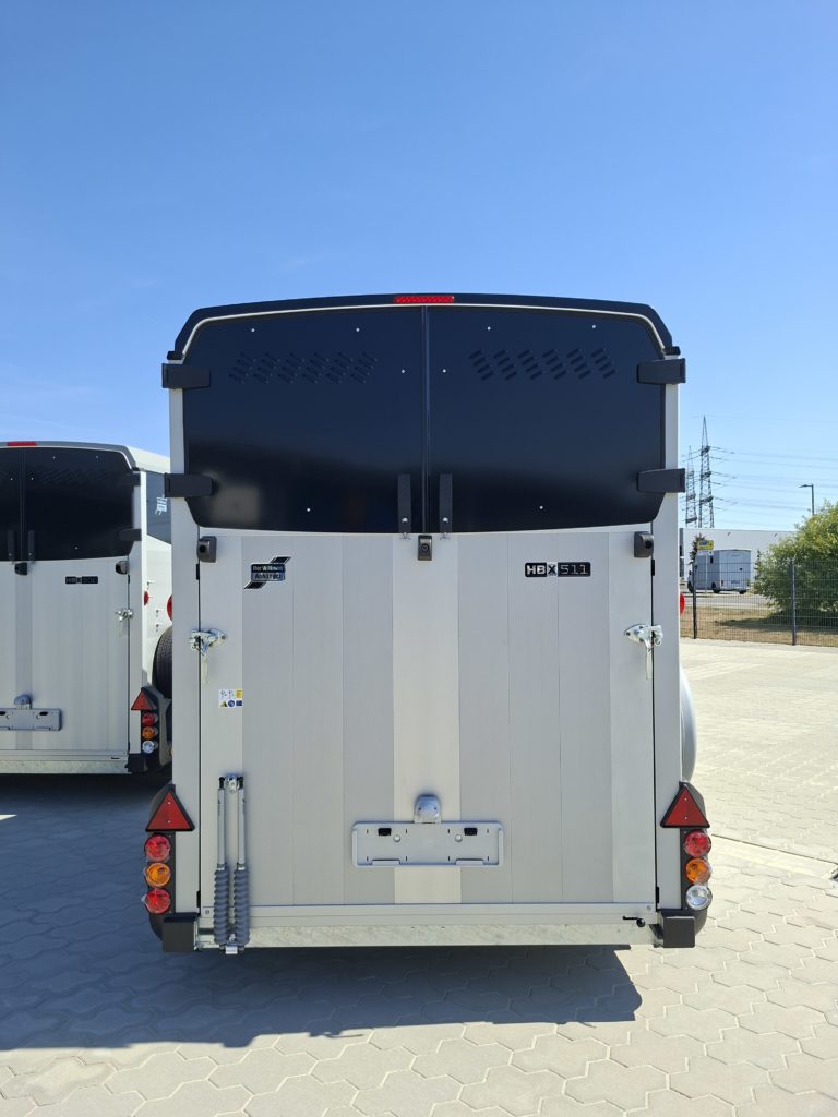 Ifor Williams HBX 511 schwarz hinten geschlossen