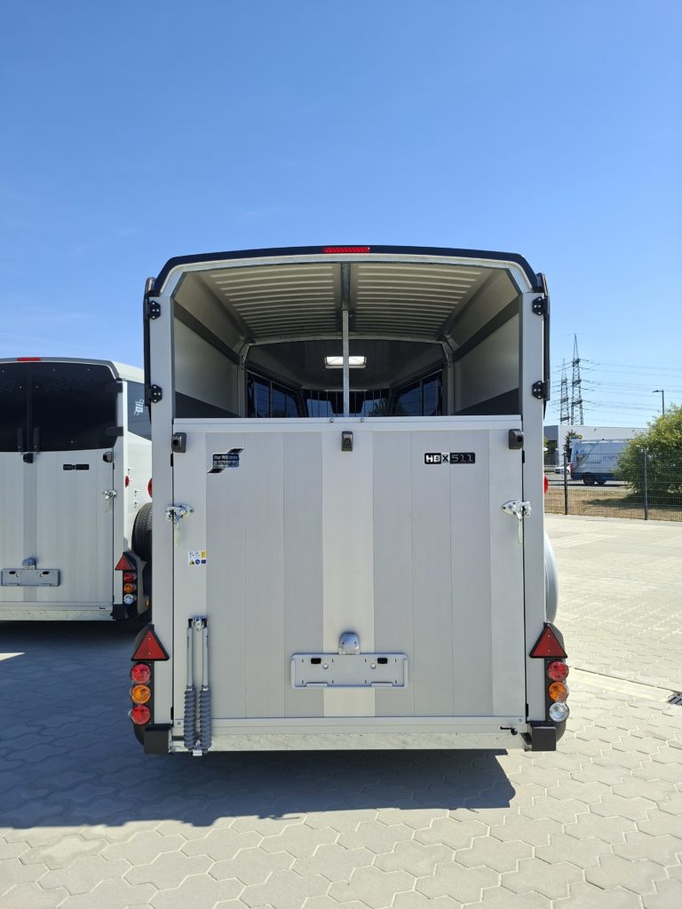Ifor Williams HBX 511 schwarz hinten halb offen