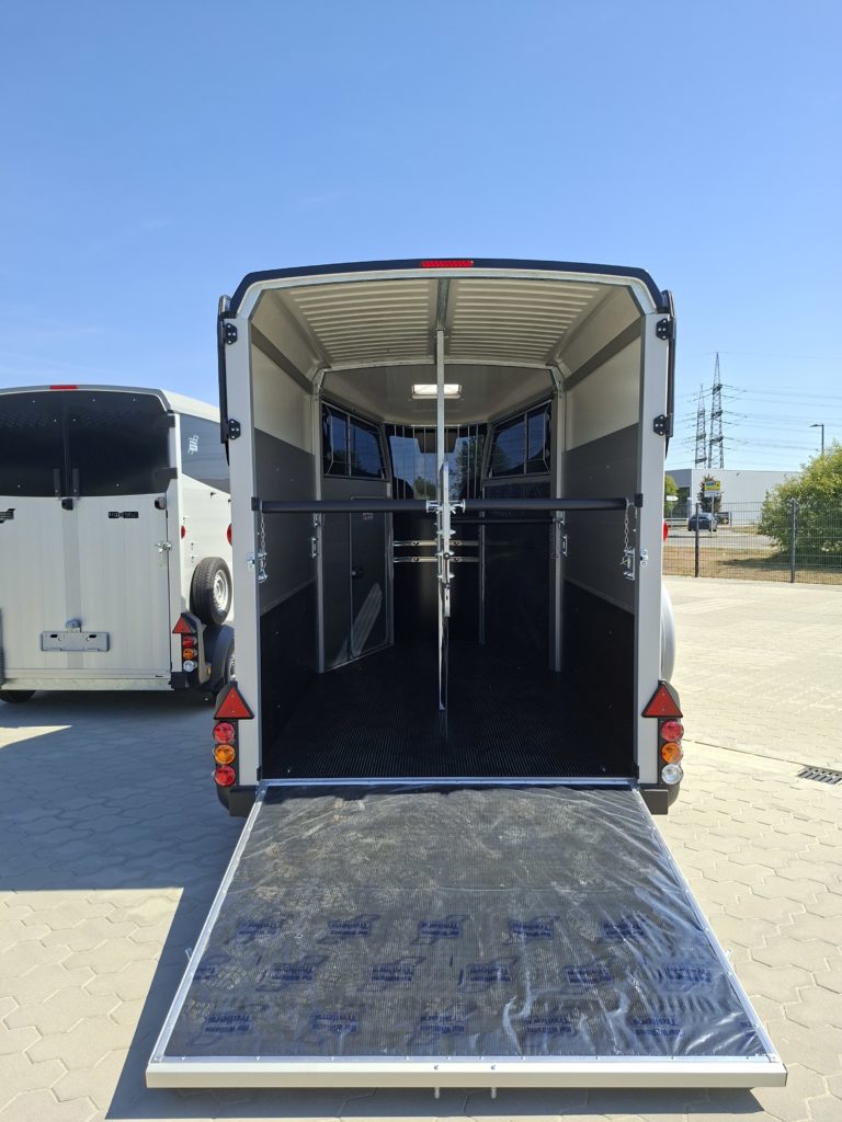 Ifor Williams HBX 511 schwarz hinten offen
