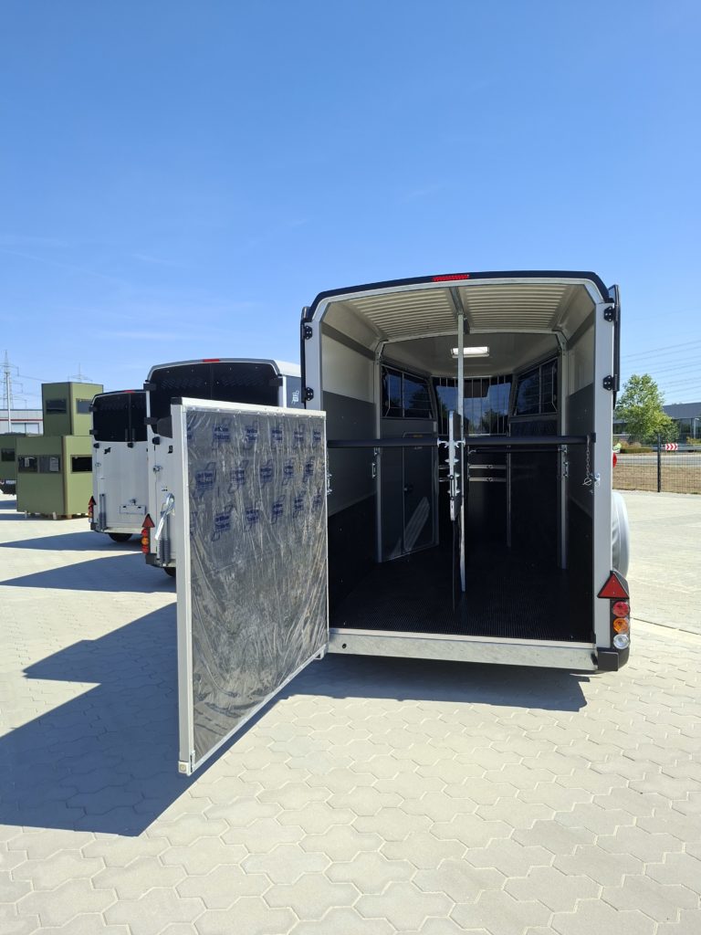 Ifor Williams HBX 511 schwarz schwenktür