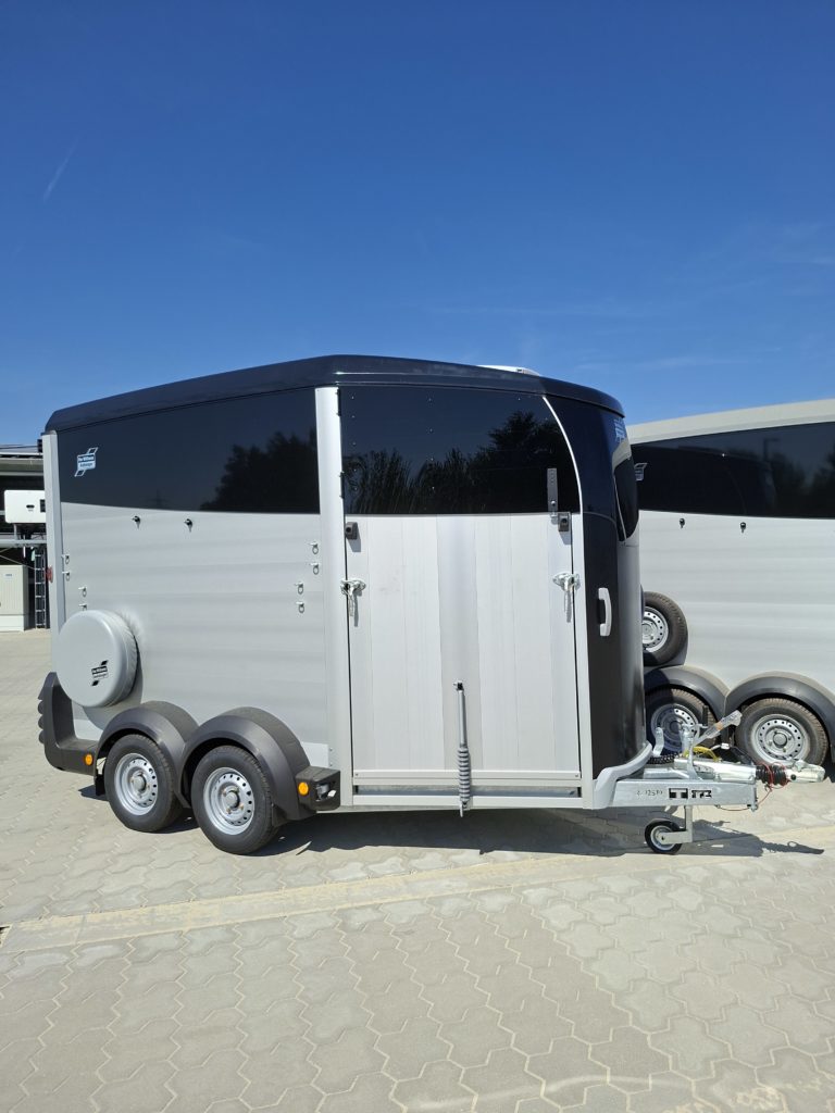 Ifor Williams HBX 511 schwarz seite rechts