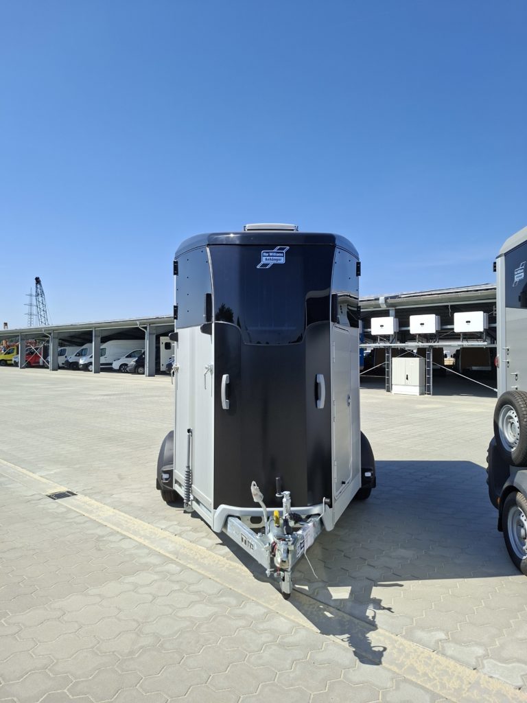 Ifor Williams HBX 511 schwarz vorne