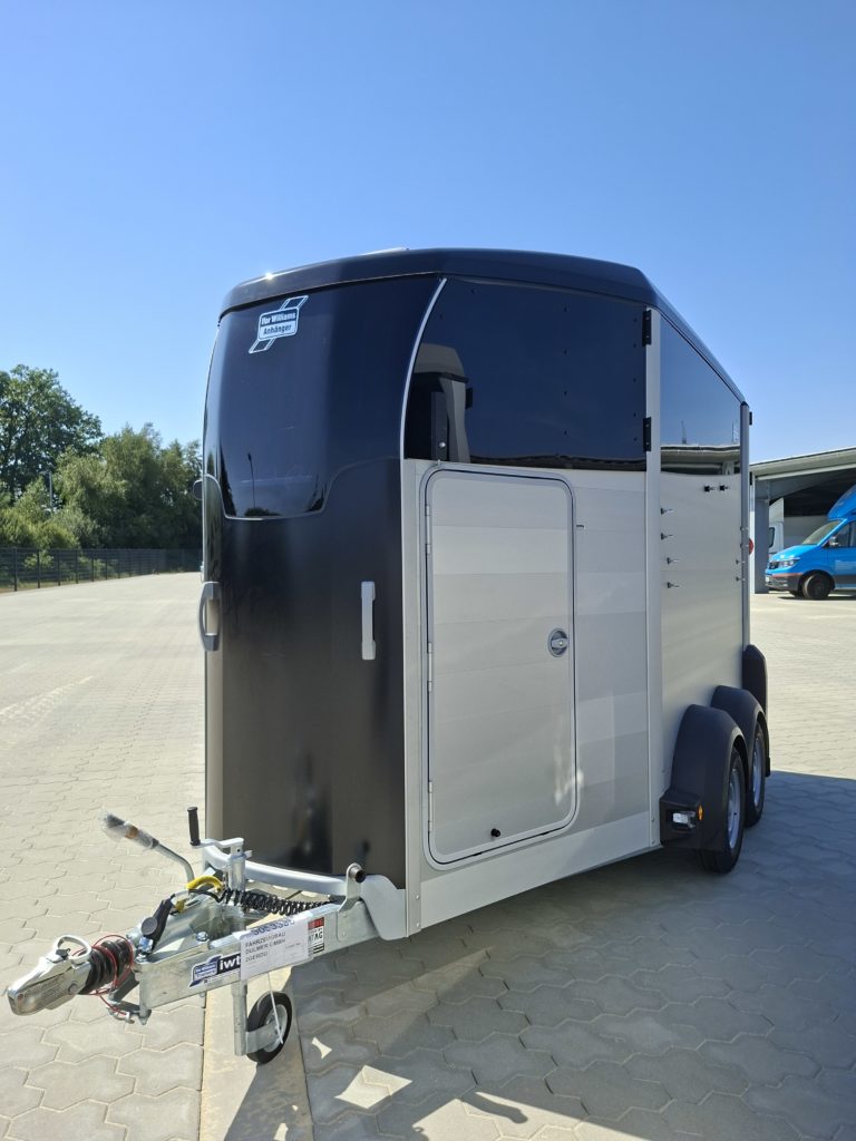 Ifor Williams HBX 511 schwarz vorne links