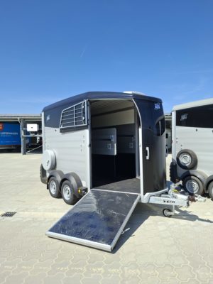 Ifor Williams HBX 511 schwarz vorne rechts