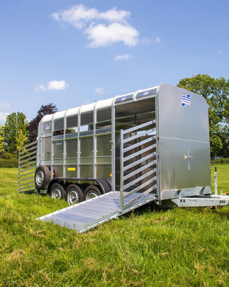 Ifor Williams TA510 vorne rechts
