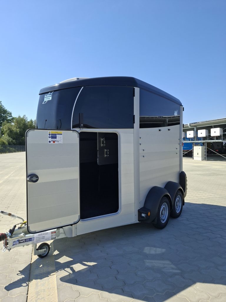 Ifor Williams HBX 506 Seitenfachfach auf