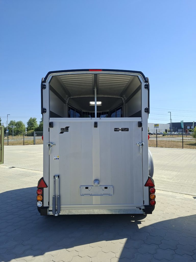 Ifor Williams HBX 506 hinten halb offen