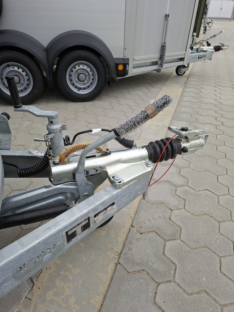Ifor Williams HBX 506 silber Deichsel