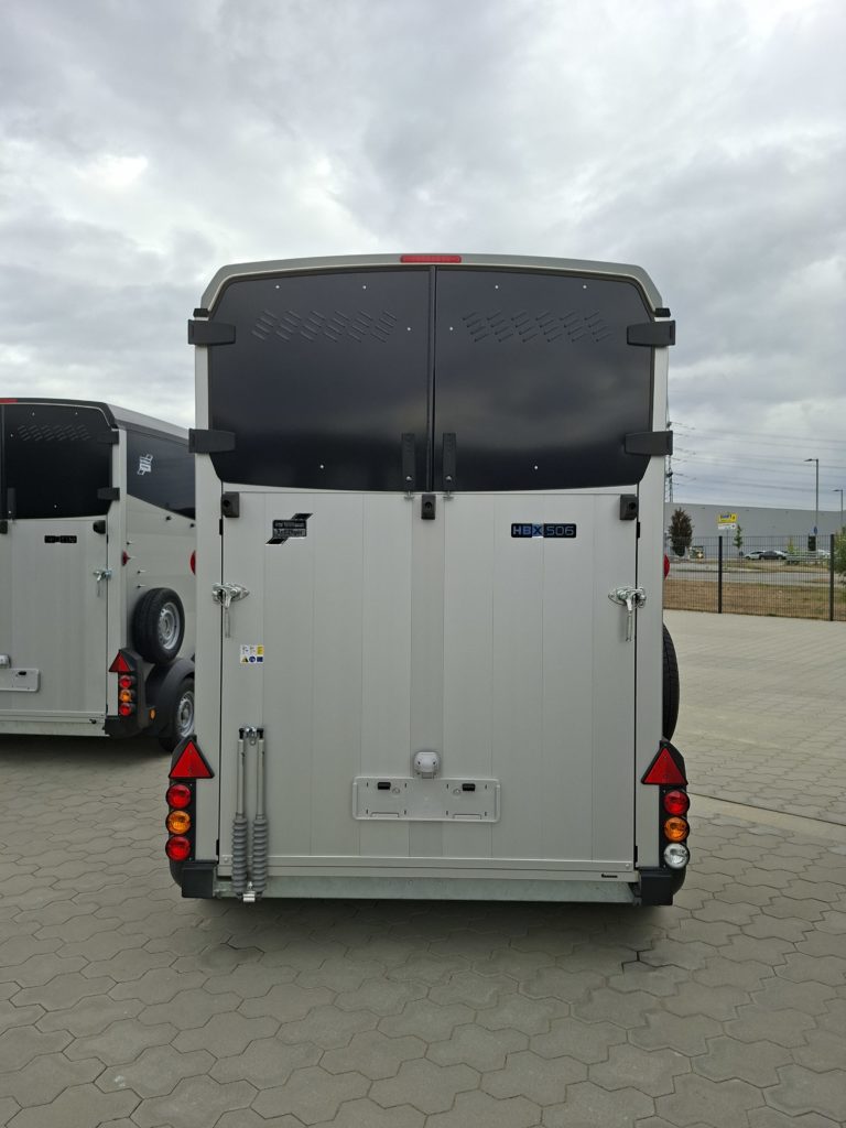 Ifor Williams HBX 506 silber hinten geschlossen