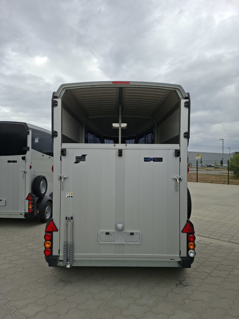 Ifor Williams HBX 506 silber hinten halb offen