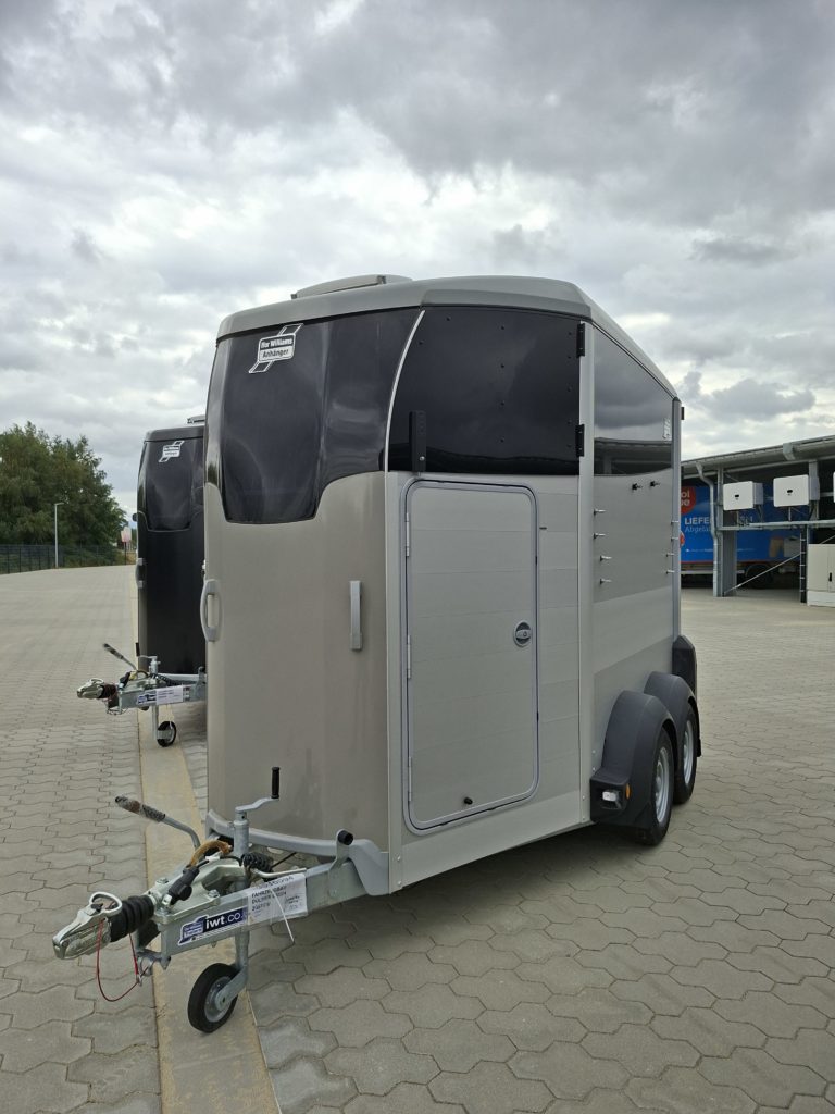 Ifor Williams HBX 506 silber vorne links
