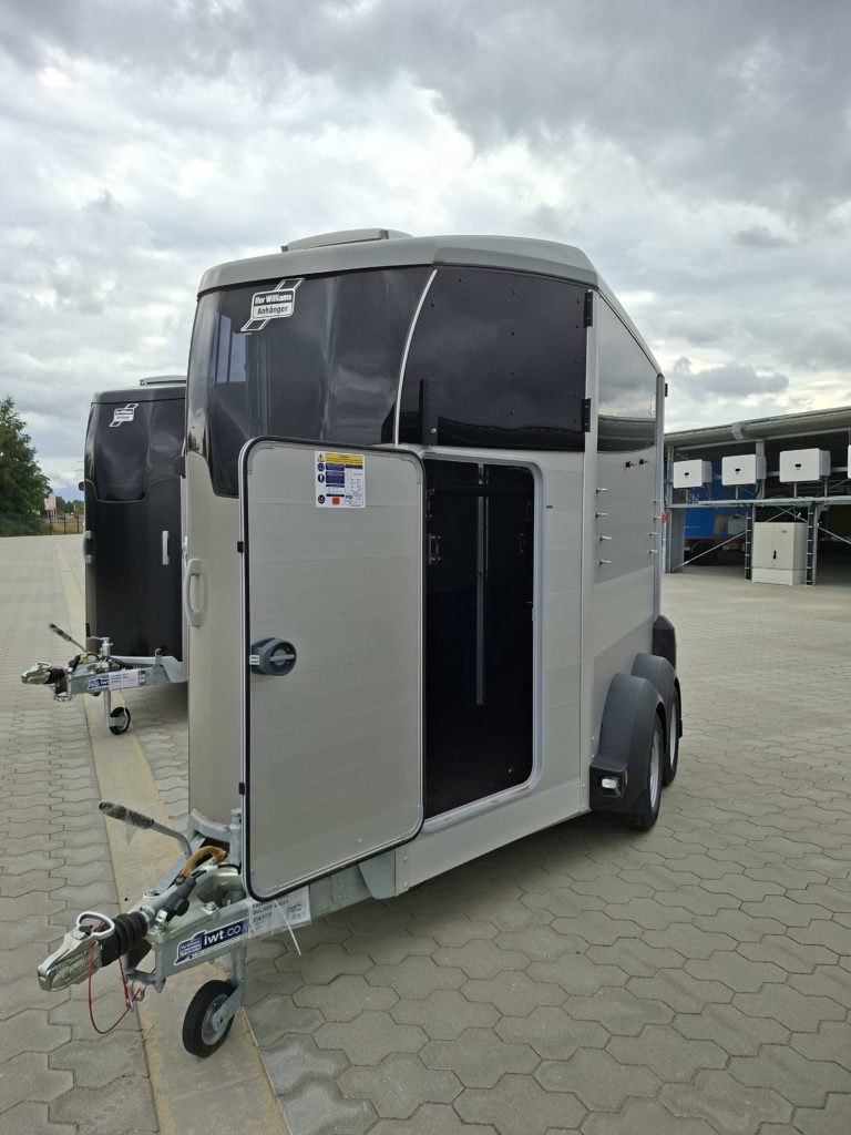 Ifor Williams HBX 506 silber vorne links offen