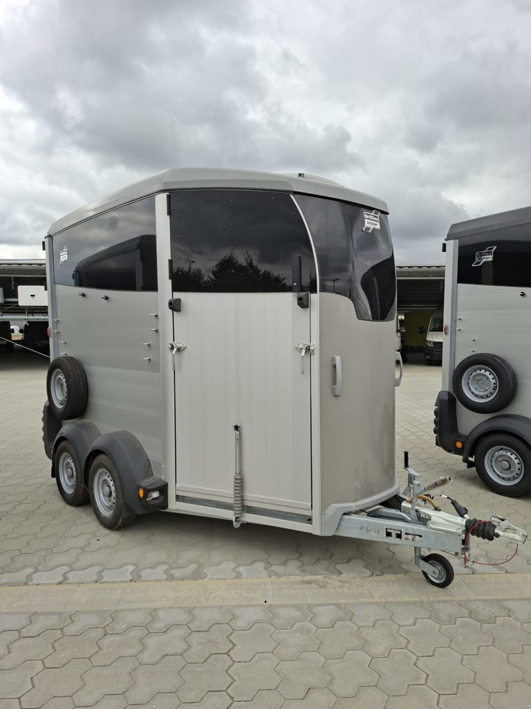 Ifor Williams HBX 506 silber vorne rechts