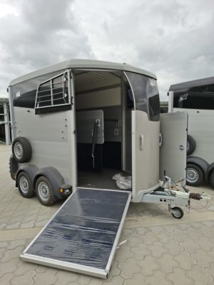 Ifor Williams HBX 506 silber vorne rechts offen