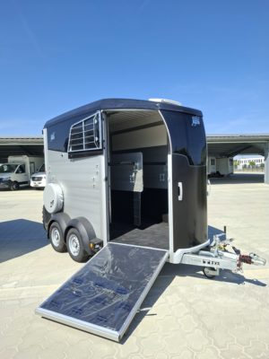 Ifor Williams HBX 506 vorne rechts