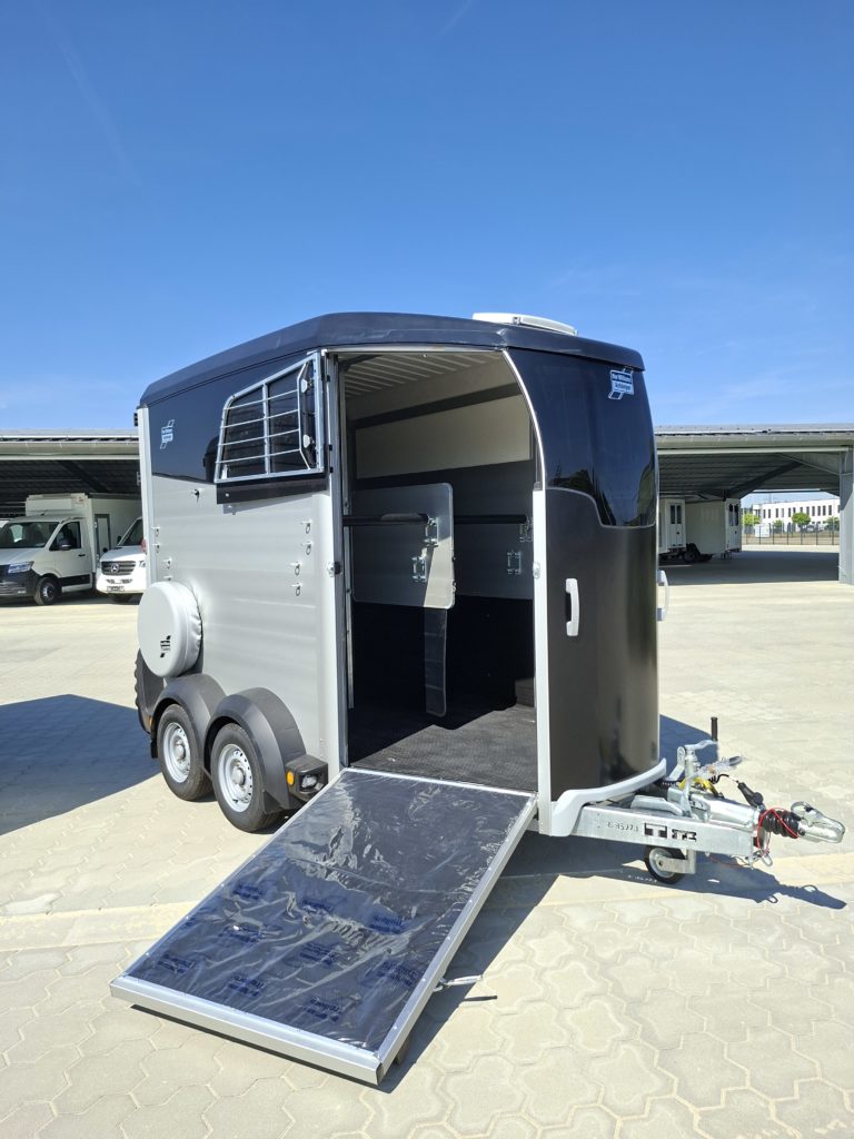 Ifor Williams HBX 506 vorne rechts