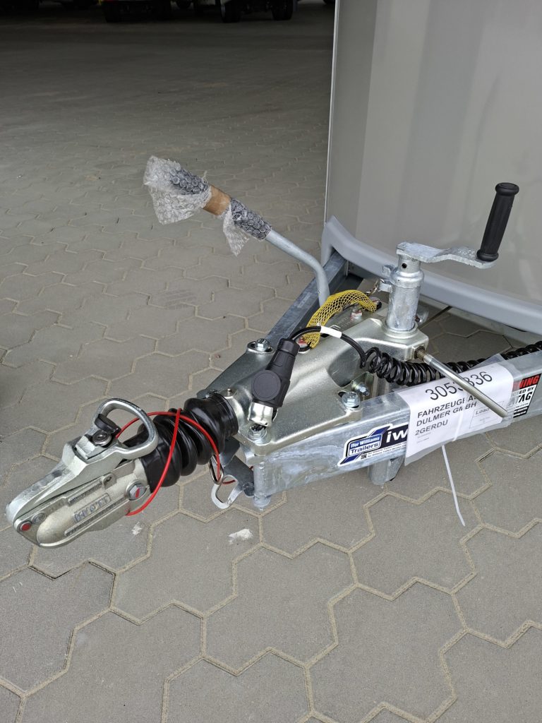 Ifor Williams HBX 511 silber Deichsel links
