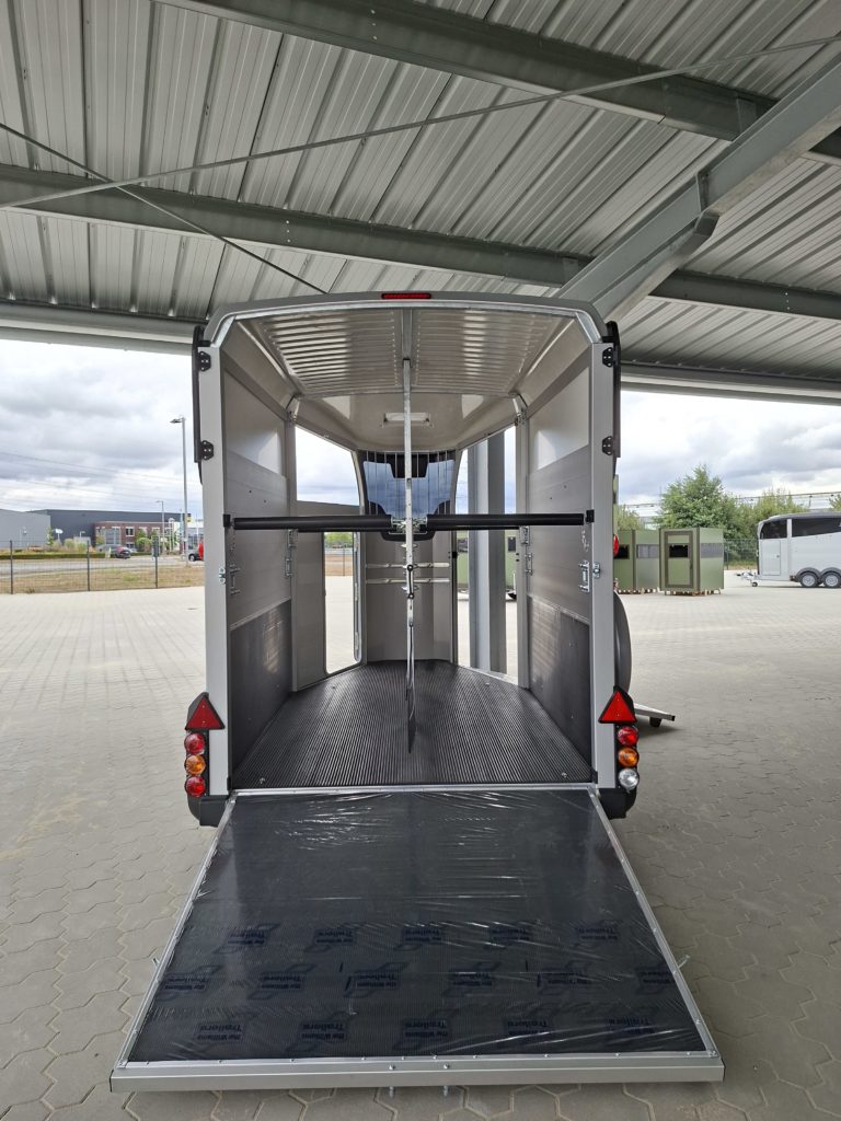Ifor Williams HBX 511 silber alles offen