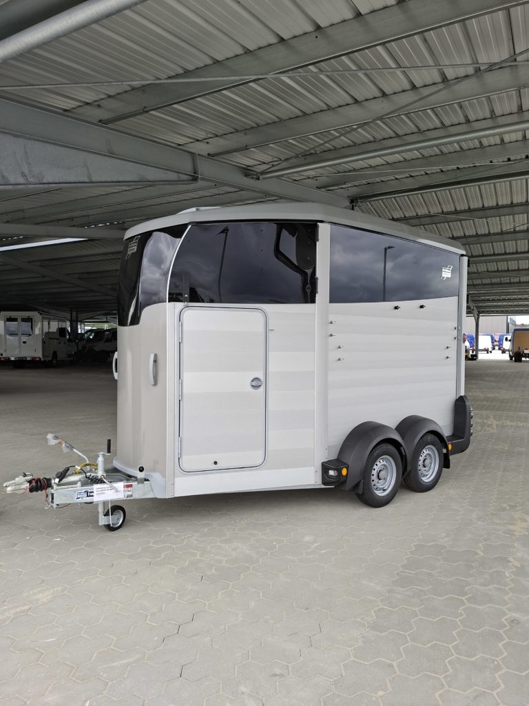 Ifor Williams HBX 511 silber vorne links