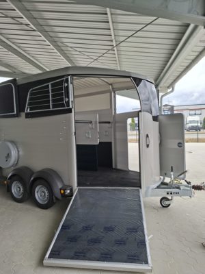 Ifor Williams HBX 511 silber vorne offen
