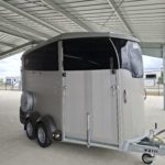 Ifor Williams HBX 511 silber vorne rechts