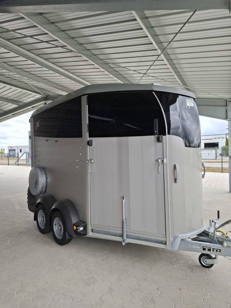 Ifor Williams HBX 511 silber vorne rechts